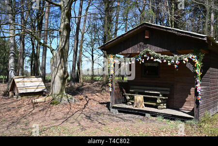 16 April 2019, Niedersachsen Ostereistedt: bunte Ostereier hängen am Haus der "Hanni Hase" im Wald in der Nähe von ostereistedt. Hier werden Kinder aus der ganzen Welt Briefe an Hanni Hase zu Ostern, die dann bei der Post in Zeven beantwortet werden. Foto: Carmen Jaspersen/dpa Stockfoto