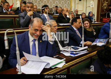 16 April 2019, Ägypten, Kairo: Abdel Hadi Al Kasabi (L), Leiter der Ägypten Support Coalition, Mehrheit Block des ägyptischen Parlaments, nimmt an einer Sitzung des Europäischen Parlaments den Bericht der Legislative des Parlaments und den Ausschuss für konstitutionelle Fragen in Bezug auf die Verfassungsänderungen, die Präsident Abdel-Fattah el-Sisi bei Power Beyond 2022, als seine aktuelle und letzte Amtszeit endet zu bleiben, erlauben würden, zu sehen. Ägyptische MPs werden festgelegt, um auf die letzten Änderungen später am Tag, wenn bestanden, Ägypter wird die Umfragen am 22., 23. und 24. April in einer Volksabstimmung zu zu stimmen. Foto: lobna Ta Stockfoto