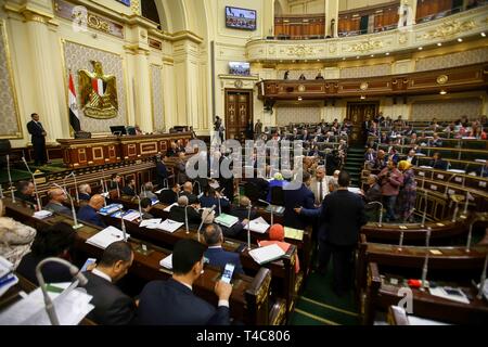 16 April 2019, Ägypten, Kairo: Ägyptisches MPs eine Sitzung des Europäischen Parlaments den Bericht der Legislative des Parlaments und den Ausschuss für konstitutionelle Fragen in Bezug auf die Verfassungsänderungen, die Präsident Abdel-Fattah el-Sisi bei Power Beyond 2022, als seine aktuelle und letzte Amtszeit endet zu bleiben erlauben würde, zu sehen. Ägyptische MPs werden festgelegt, um auf die letzten Änderungen später am Tag, wenn bestanden, Ägypter wird die Umfragen am 22., 23. und 24. April in einer Volksabstimmung zu zu stimmen. Foto: lobna Tarek/dpa Stockfoto