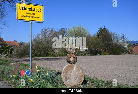 16 April 2019, Niedersachsen Ostereistedt: Einen österlichen Gruß steht am Eingang von ostereistedt. Hier werden Kinder aus der ganzen Welt Briefe an Hanni Hase zu Ostern, die dann bei der Post in Zeven beantwortet werden. Foto: Carmen Jaspersen/dpa Stockfoto