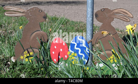 16 April 2019, Niedersachsen Ostereistedt: Einen österlichen Gruß steht am Eingang von ostereistedt. Hier werden Kinder aus der ganzen Welt Briefe an Hanni Hase zu Ostern, die dann bei der Post in Zeven beantwortet werden. Foto: Carmen Jaspersen/dpa Stockfoto