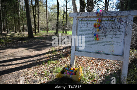 16 April 2019, Niedersachsen Ostereistedt: ein Zeichen mit Ostereiern dekoriert hängt vor dem Weg zum Haus der "Hanni Hase" im Wald in der Nähe von ostereistedt. Hier werden Kinder aus der ganzen Welt Briefe an Hanni Hase zu Ostern, die dann bei der Post in Zeven beantwortet werden. Foto: Carmen Jaspersen/dpa Stockfoto