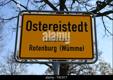 16 April 2019, Niedersachsen Ostereistedt: Der Himmel über dem ostereistedt Ortsschild ist blau. Hier werden Kinder aus der ganzen Welt Briefe an Hanni Hase zu Ostern, die dann bei der Post in Zeven beantwortet werden. Foto: Carmen Jaspersen/dpa Stockfoto