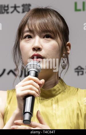 Tokio, Japan. 16 Apr, 2019. Japanisches idol Kazumi Takayama spricht während einer Pressekonferenz eine neue Service Line Roman und Reiwa Roman Auszeichnung, welche Benutzer soll auf seinen ersten Roman contest ihre Kreationen Senden durch ihre App vom 16. April bis 30. September teilzunehmen, zu verkünden. Credit: Rodrigo Reyes Marin/ZUMA Draht/Alamy leben Nachrichten Stockfoto