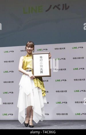 Tokio, Japan. 16 Apr, 2019. Japanisches idol Kazumi Takayama posiert für die Kamera während einer Pressekonferenz eine neue Service Line Roman und Reiwa Roman Auszeichnung, welche Benutzer soll auf seinen ersten Roman contest ihre Kreationen Senden durch ihre App vom 16. April bis 30. September teilzunehmen, zu verkünden. Credit: Rodrigo Reyes Marin/ZUMA Draht/Alamy leben Nachrichten Stockfoto