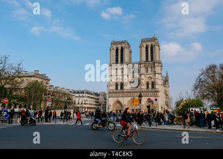 (190416) -- PARIS, April 16, 2019 (Xinhua) - Datei Foto am 23. März 2019 zeigt das Äußere der Kathedrale Notre Dame in Paris, Frankreich. Die Brandkatastrophe in der Kathedrale Notre Dame in Paris ist nach dem Brennen 15 Stunden, lokale Medien am 16. April 2019 gemeldet. Im frühen Abend am 15. April, brach ein Feuer in der berühmten Kathedrale. Online footage zeigte dicker Rauch Wogenden von oben auf den Dom und die riesige Flammen zwischen seinen zwei Glockentürme engulfing der Turm und das gesamte Dach, die beide später zusammenbrach. Notre Dame ist als eine der schönsten e Stockfoto