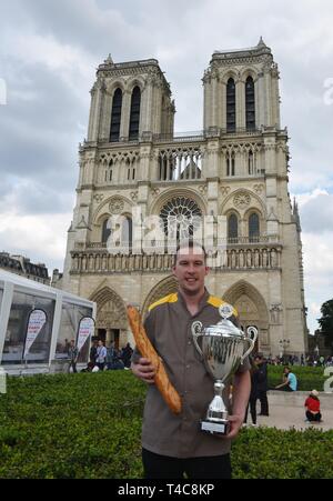 (190416) -- PARIS, April 16, 2019 (Xinhua) - In dieser Datei Foto am 25. Mai 2016 getroffen, Ludovic Beaumont, dem Gewinner des nationalen Wettbewerbs für die besten traditionellen Baguette in Frankreich, Posen für Fotos vor der Kathedrale Notre Dame in Paris, Frankreich. Die Brandkatastrophe in der Kathedrale Notre Dame in Paris ist nach dem Brennen 15 Stunden, lokale Medien am 16. April 2019 gemeldet. Im frühen Abend am 15. April, brach ein Feuer in der berühmten Kathedrale. Online footage zeigte dicker Rauch Wogenden von oben auf den Dom und die riesige Flammen zwischen seinen zwei Glockentürme engul Stockfoto