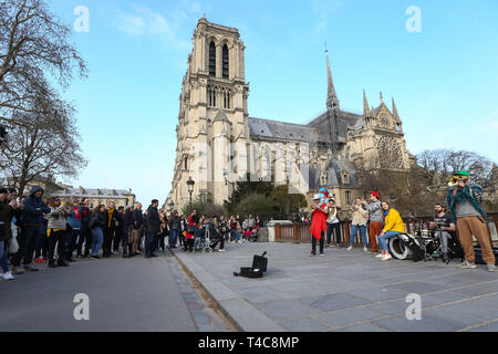 (190416) -- PARIS, April 16, 2019 (Xinhua) - Datei Foto am 23. März 2019 zeigt das Äußere der Kathedrale Notre Dame in Paris, Frankreich. Die Brandkatastrophe in der Kathedrale Notre Dame in Paris ist nach dem Brennen 15 Stunden, lokale Medien am 16. April 2019 gemeldet. Im frühen Abend am 15. April, brach ein Feuer in der berühmten Kathedrale. Online footage zeigte dicker Rauch Wogenden von oben auf den Dom und die riesige Flammen zwischen seinen zwei Glockentürme engulfing der Turm und das gesamte Dach, die beide später zusammenbrach. Notre Dame ist als eine der schönsten e Stockfoto