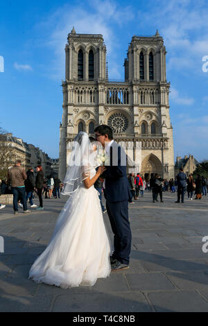 (190416) -- PARIS, April 16, 2019 (Xinhua) - In dieser Datei Foto am 23. März 2019 kann ein Paar posieren für Fotos vor der Kathedrale Notre Dame in Paris, Frankreich. Die Brandkatastrophe in der Kathedrale Notre Dame in Paris ist nach dem Brennen 15 Stunden, lokale Medien am 16. April 2019 gemeldet. Im frühen Abend am 15. April, brach ein Feuer in der berühmten Kathedrale. Online footage zeigte dicker Rauch Wogenden von oben auf den Dom und die riesige Flammen zwischen seinen zwei Glockentürme engulfing der Turm und das gesamte Dach, die beide später zusammenbrach. Notre Dame ist Stockfoto