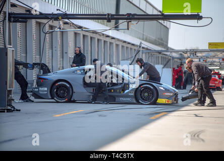 Klettwitz, Deutschland. 16 Apr, 2019. Motorsport: DTM Test, Medien Tag für die DTM-Saison 2019 auf dem Lausitzring. Helfer stehen in der Boxengasse auf der Rennwagen der Hersteller Aston Martin von DTM-Fahrer Daniel Juncadella. Credit: Monika Skolimowska/dpa-Zentralbild/dpa/Alamy leben Nachrichten Stockfoto