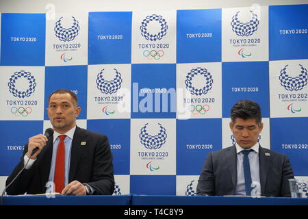 Tokyo, Tokio 2020 olympischen Wettbewerb Zeitplan in Tokio. 16 Apr, 2019. Koji Murofushi (L), Tokio Sport Direktor 2020 und Kosei Inoue, Head Coach der japanischen nationalen judo Team, Teilnahme an einer Pressekonferenz über die detaillierten Tokio olympischen Wettbewerb Zeitplan bis 2020 in Tokio, Japan, am 16. April 2019. Credit: Shen Honghui/Xinhua/Alamy leben Nachrichten Stockfoto