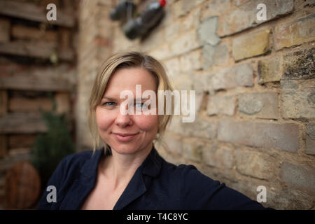 Dresden, Deutschland. 20 Mär, 2019. Britta Steffen, ehemaliger Schwimmer, Doppel Olympiasieger und Weltmeister, im Innenhof des Restaurants "Elbsalon' genommen. Credit: Robert Michael/dpa-Zentralbild/ZB/dpa/Alamy leben Nachrichten Stockfoto