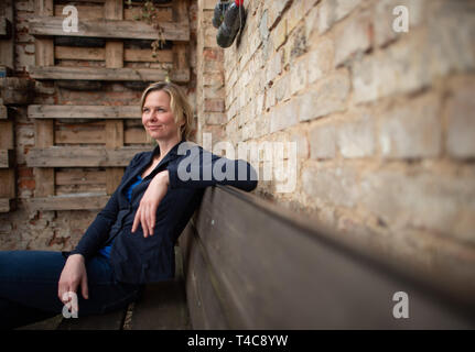 Dresden, Deutschland. 20 Mär, 2019. Britta Steffen, ehemaliger Schwimmer, Doppel Olympiasieger und Weltmeister, im Innenhof des Restaurants "Elbsalon' genommen. Credit: Robert Michael/dpa-Zentralbild/ZB/dpa/Alamy leben Nachrichten Stockfoto