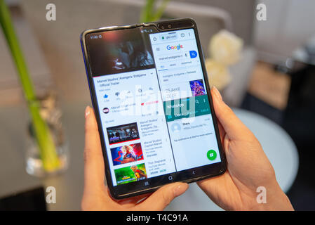 London, Großbritannien. 16 Apr, 2019. Ein Modell der Produktion des Samsung Galaxy Falten Tablet-Smartphone kann bei einer Präsentation gesehen werden. Das Android Gerät für rund 2000 Euro auf den europäischen Markt am 3. Mai 2019 eingeleitet werden. (Dpa Samsung zeigt serielle Version seiner ausklappbaren smartphone Fold"): Simon Nagel/dpa/Alamy leben Nachrichten Stockfoto