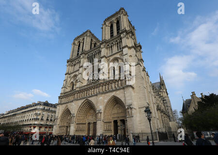 (190416) -- PARIS, April 16, 2019 (Xinhua) - Datei Foto am 23. März 2019 zeigt das Äußere der Kathedrale Notre Dame in Paris, Frankreich. Die Brandkatastrophe in der Kathedrale Notre Dame in Paris ist nach dem Brennen 15 Stunden, lokale Medien am 16. April 2019 gemeldet. Im frühen Abend am 15. April, brach ein Feuer in der berühmten Kathedrale. Online footage zeigte dicker Rauch Wogenden von oben auf den Dom und die riesige Flammen zwischen seinen zwei Glockentürme engulfing der Turm und das gesamte Dach, die beide später zusammenbrach. Notre Dame ist als eine der schönsten e Stockfoto
