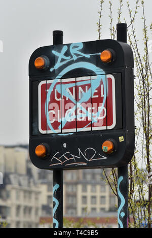 Waterloo Bridge, London, UK. 16 Apr, 2019. Aussterben Rebellion die Demonstranten auf der Waterloo Bridge. Quelle: Matthew Chattle/Alamy leben Nachrichten Stockfoto