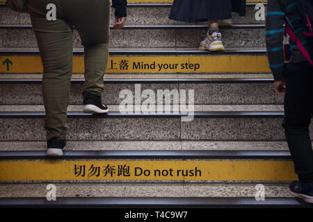 Hong Kong. 2 Feb, 2019. Pendler sind gesehen bis zu Fuß die Treppe verlassen MTR U-Bahn Station in Mong Kok. Credit: Budrul Chukrut/SOPA Images/ZUMA Draht/Alamy leben Nachrichten Stockfoto