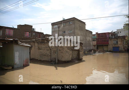 Kabul, Afghanistan. 16 Apr, 2019. Foto auf April 16, 2019 zeigt Häuser durch die Flut in Kabul, der Hauptstadt Afghanistans umgeben. Eine Person hat Tote gemeldet worden, nachdem die Kabul Fluss in der Hauptstadt des Landes überflutet, wo die Regierung eine Warnung, Leute zu fragen, hochwassergefährdeten Gebieten und die Häuser an den beiden Ufern des Flusses zu verlassen, als die steigende Überlauf unkontrollierbar wurde. Credit: Rahmat Alizadah/Xinhua/Alamy leben Nachrichten Stockfoto