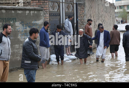 Kabul, Afghanistan. 16 Apr, 2019. Menschen verlassen ihre Häuser durch die Flut in Kabul, der Hauptstadt Afghanistans umgeben, 16. April 2019. Eine Person hat Tote gemeldet worden, nachdem die Kabul Fluss in der Hauptstadt des Landes überflutet, wo die Regierung eine Warnung, Leute zu fragen, hochwassergefährdeten Gebieten und die Häuser an den beiden Ufern des Flusses zu verlassen, als die steigende Überlauf unkontrollierbar wurde. Credit: Rahmat Alizadah/Xinhua/Alamy leben Nachrichten Stockfoto