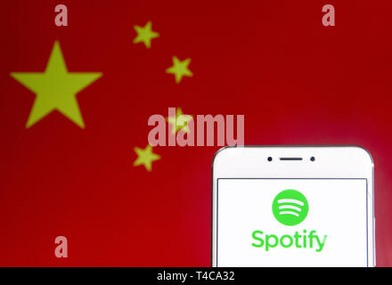 Hong Kong. 6 Apr, 2019. In diesem Foto Illustration eine Schwedische Musik Streaming Plattform Spotify Logo auf einem Android mobiles Gerät mit der Volksrepublik China Flagge im Hintergrund zu sehen ist. Credit: Budrul Chukrut/SOPA Images/ZUMA Draht/Alamy leben Nachrichten Stockfoto