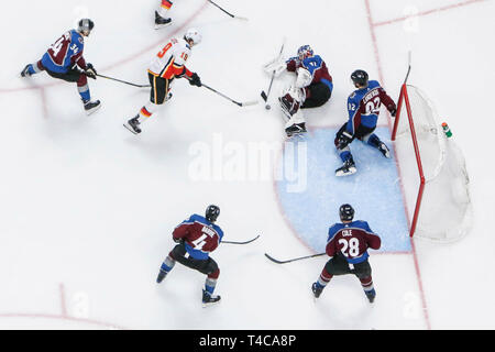 Denver, Colorado, USA. 15 Apr, 2019. Calgary Flames linke Flügel Matthew Tkachuk (19) Schuss nimmt als Colorado Avalanche Torwart Semyon Varlamov (1) erstreckt sich auf das Eis während der Calgary Flames, Colorado Avalanche NHL Playoff Spiel bei Pepsi Center in Denver, Colorado. Colorado besiegt Calgary 6-2. John Crouch/CSM/Alamy leben Nachrichten Stockfoto