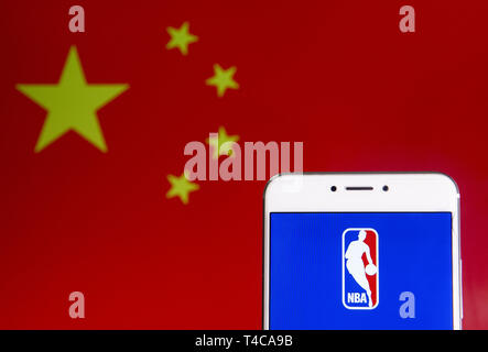Hong Kong. 6 Apr, 2019. In diesem Foto Illustration einer Amerikanischen National Basketball Association (NBA) der Männer professional Basketball League Logo auf einem Android mobiles Gerät mit der Volksrepublik China Flagge im Hintergrund zu sehen ist. Credit: Budrul Chukrut/SOPA Images/ZUMA Draht/Alamy leben Nachrichten Stockfoto
