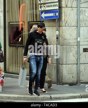 Mailand, Joao Miranda und Frau Jaqueline im Zentrum der Verteidiger der Inter- und der brasilianischen Nationalmannschaft, Joao Miranda Wanderungen durch die Straßen der Innenstadt mit seiner Frau Jaqueline. Hier sind Sie zu Fuß in der Via Montenapoleone nach dem Einkaufen. Stockfoto