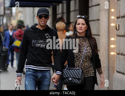 Mailand, Joao Miranda und Frau Jaqueline im Zentrum der Verteidiger der Inter- und der brasilianischen Nationalmannschaft, Joao Miranda Wanderungen durch die Straßen der Innenstadt mit seiner Frau Jaqueline. Hier sind Sie zu Fuß in der Via Montenapoleone nach dem Einkaufen. Stockfoto