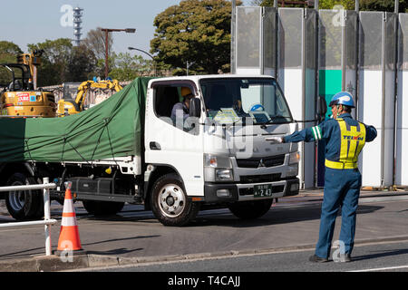 Tokio, Japan. 16 Apr, 2019. Arbeitnehmer weiterhin den Bau der neuen National Stadium. Das neue Nationalstadion wird der Schauplatz für Tokio Olympischen und Paralympischen Spiele 2020. Credit: Rodrigo Reyes Marin/LBA/Alamy leben Nachrichten Stockfoto