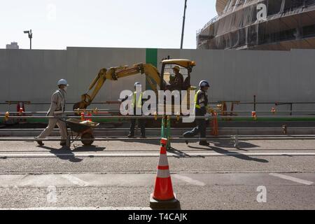 Tokio, Japan. 16 Apr, 2019. Arbeitnehmer weiterhin den Bau der neuen National Stadium. Das neue Nationalstadion wird der Schauplatz für Tokio Olympischen und Paralympischen Spiele 2020. Credit: Rodrigo Reyes Marin/LBA/Alamy leben Nachrichten Stockfoto
