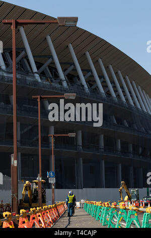 Tokio, Japan. 16 Apr, 2019. Arbeitnehmer weiterhin den Bau der neuen National Stadium. Das neue Nationalstadion wird der Schauplatz für Tokio Olympischen und Paralympischen Spiele 2020. Credit: Rodrigo Reyes Marin/LBA/Alamy leben Nachrichten Stockfoto