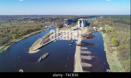 15. April 2019, Brandenburg, Niederfinow: Blick auf die Baustelle der Hubvorrichtung des neuen Schiff (r) und der alten Hoist, Luftaufnahme mit einer Drohne. Seit 2009, der Wasser- und Schifffahrtsverwaltung des Bundes wurde die Errichtung eines neuen Schiffes Aufzug in Niederfinow Die alten technischen Denkmal auf der Oder-Havel-wasserstraße von 1934, die als Engpass auf dem Wasserweg von Berlin an die Ostsee angesehen wird, zu ersetzen. Derzeit die unteren äußeren Hafen wird durch Bagger ausgegraben. Um dies zu tun, etwa 200.000 Kubikmeter Erde bewegt werden müssen. Führen Sie den Test Der neue Lift ist in zu beginnen. Stockfoto