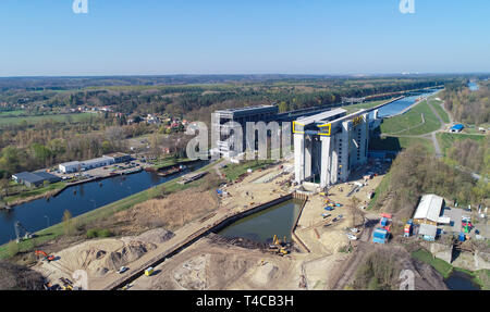 15. April 2019, Brandenburg, Niederfinow: Blick auf die Baustelle der Hubvorrichtung des neuen Schiff (r) und der alten Hoist, Luftaufnahme mit einer Drohne. Seit 2009, der Wasser- und Schifffahrtsverwaltung des Bundes wurde die Errichtung eines neuen Schiffes Aufzug in Niederfinow Die alten technischen Denkmal auf der Oder-Havel-wasserstraße von 1934, die als Engpass auf dem Wasserweg von Berlin an die Ostsee angesehen wird, zu ersetzen. Derzeit die unteren äußeren Hafen wird durch Bagger ausgegraben. Um dies zu tun, etwa 200.000 Kubikmeter Erde bewegt werden müssen. Führen Sie den Test Der neue Lift ist in zu beginnen. Stockfoto