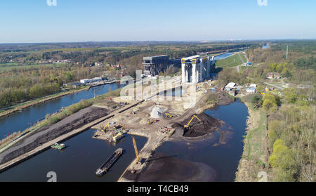 15. April 2019, Brandenburg, Niederfinow: Blick auf die Baustelle der Hubvorrichtung des neuen Schiff (r) und der alten Hoist, Luftaufnahme mit einer Drohne. Seit 2009, der Wasser- und Schifffahrtsverwaltung des Bundes wurde die Errichtung eines neuen Schiffes Aufzug in Niederfinow Die alten technischen Denkmal auf der Oder-Havel-wasserstraße von 1934, die als Engpass auf dem Wasserweg von Berlin an die Ostsee angesehen wird, zu ersetzen. Derzeit die unteren äußeren Hafen wird durch Bagger ausgegraben. Um dies zu tun, etwa 200.000 Kubikmeter Erde bewegt werden müssen. Führen Sie den Test Der neue Lift ist in zu beginnen. Stockfoto