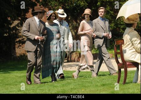 HUGH BONNEVILLE, MICHELLE DOCKERY, Dan Stevens und JESSICA BRAUN FINDLAY im Downton Abbey (2010). Saison 3 Episodie 3. Credit: KARNEVAL FILME/Album Stockfoto