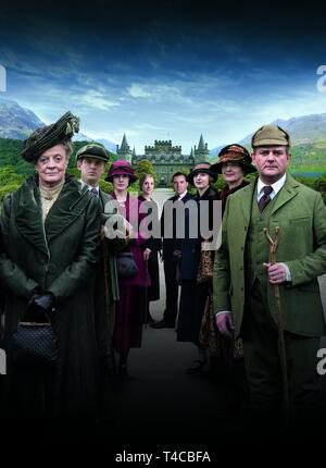 ELIZABETH MCGOVERN, Maggie Smith, Hugh Bonneville, MICHELLE DOCKERY und Dan Stevens im Downton Abbey (2010). Saison 3 Episodie 9. Credit: KARNEVAL FILME/Album Stockfoto