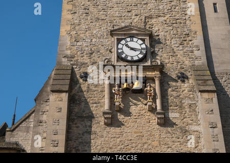 Uhr und Glocken auf dem Carfax Tower aus dem 12. Jahrhundert in Oxford, Großbritannien Stockfoto