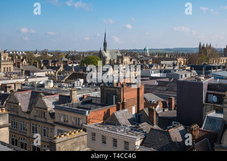 Oxford Dächer gesehen von der Aussichtsplattform auf dem Dach des 12. Jahrhunderts Carfax Tower in Oxford, Großbritannien Stockfoto