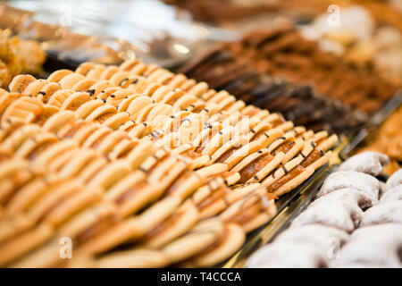 Vielzahl von Cookies auf Anzeige in der Bäckerei. Stockfoto