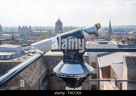 Münzautomaten Teleskop auf der Aussichtsplattform auf dem Dach des 12. Jahrhunderts Carfax Tower in Oxford, Großbritannien Stockfoto