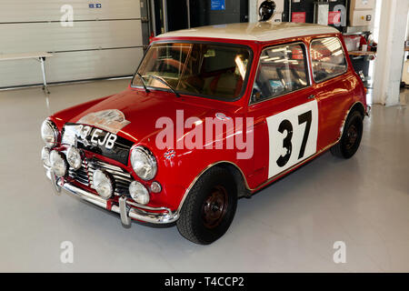 Ein 1963 Mini Cooper S von Paddy Hopkirk MBE durch das BMC Dienststelle Auswahlverfahren der Gesamtsieg in der 1964 Rallye Monte Carlo gewann vorbereitet angetrieben Stockfoto