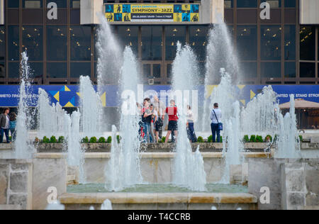 Springbrunnen, Platz vor dem Nationalen Kulturpalast, Bulevard Bulgaria, Sofia, Bulgarien Stockfoto