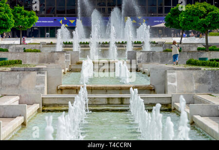 Springbrunnen, Platz vor dem Nationalen Kulturpalast, Bulevard Bulgaria, Sofia, Bulgarien Stockfoto