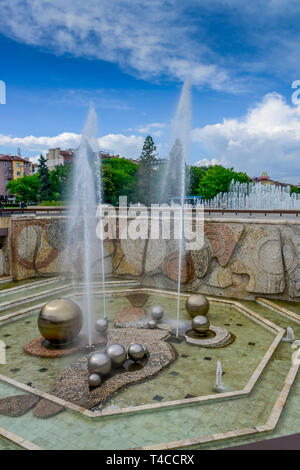 Springbrunnen, Platz vor dem Nationalen Kulturpalast, Bulevard Bulgaria, Sofia, Bulgarien Stockfoto