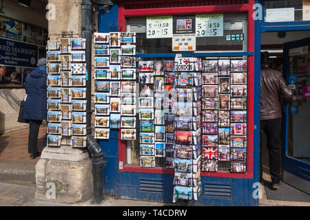 Racks der Postkarten auf Anzeige außen einen Souvenir Shop in Oxford, Großbritannien Stockfoto