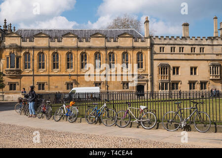 Fahrräder Geländer in Radcliffe Square um Radcliffe Camera, dem gewölbten palladianischen Stil Bibliothek in Oxford, UK befestigt Stockfoto