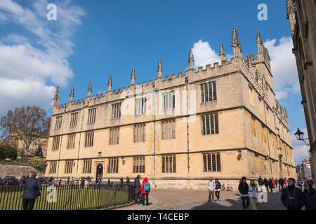 Der Turm der fünf Gebäude, in dem sich die Bodleian Library der Universität Oxford, Großbritannien Stockfoto