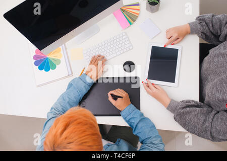 Grafiker Diskussion über Computer im modernen Büro. Stockfoto