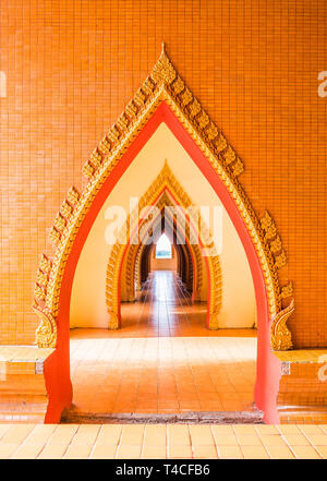 Arch pathway in Pagode in Wat Tham Sua Tempel, Kanchanaburi, Thailand Stockfoto