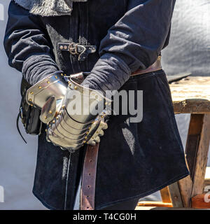 Mittelalterliche Handschuhe eines Ritters, zum Schutz ganz aus Metall, Deutschland Stockfoto